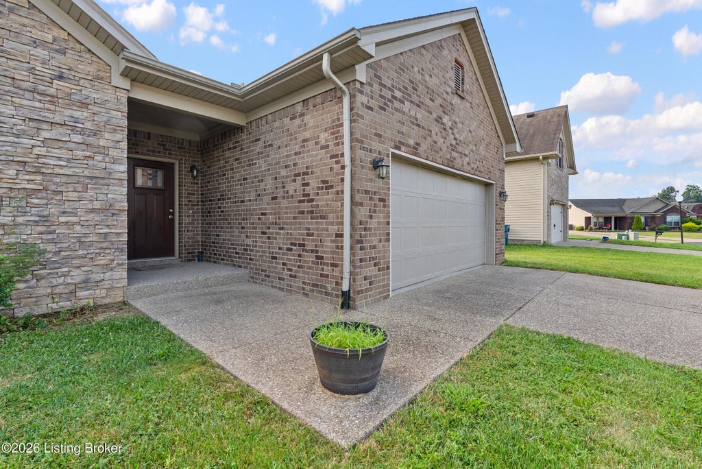 Photo of 228 Mandarin Ct, Shepherdsville, KY 40165 (MLS # 1722625)