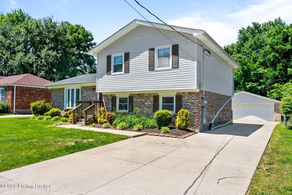 Photo of 3716 Longview Rd, Louisville, KY 40299 (MLS # 1717386)