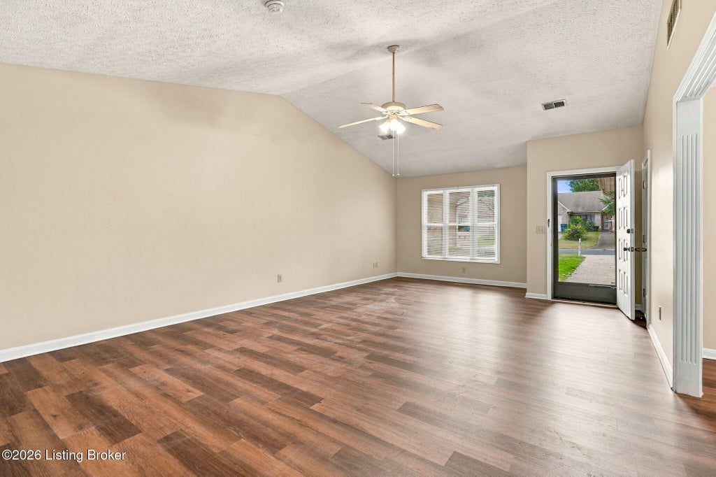 Photo of 118 Algonquin Ct, Shepherdsville, KY 40165 (MLS # 1732093)