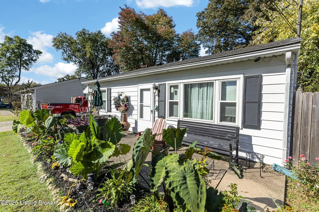 Photo of 10008 Donau Ln, Louisville, KY 40272 (MLS # 1721726)
