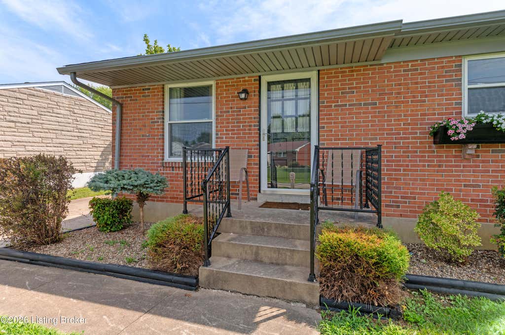 Photo of 193 S Circlecrest Dr, Louisville, KY 40229 (MLS # 1724266)