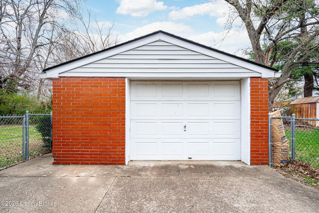 Photo of 3511 Terrier Ln, Louisville, KY 40218 (MLS # 1711852)