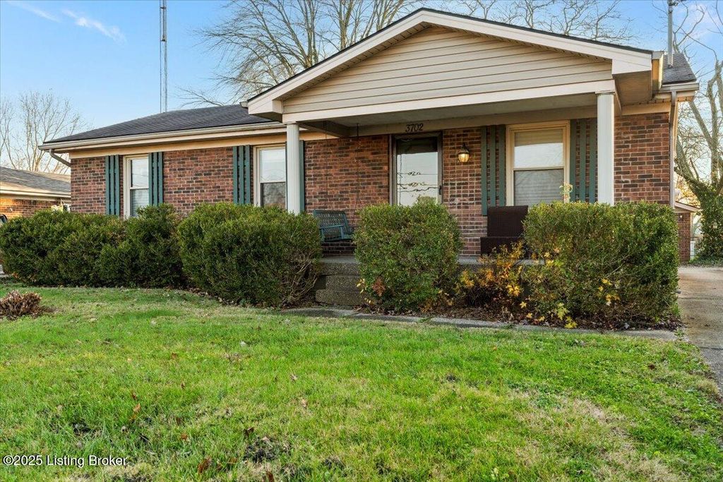 Photo of 3702 Hillview Blvd, Louisville, KY 40229 (MLS # 1704350)