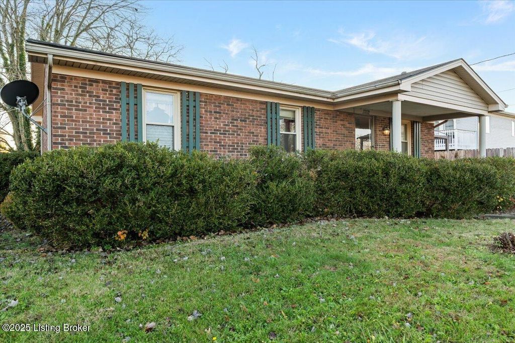 Photo of 3702 Hillview Blvd, Louisville, KY 40229 (MLS # 1704350)