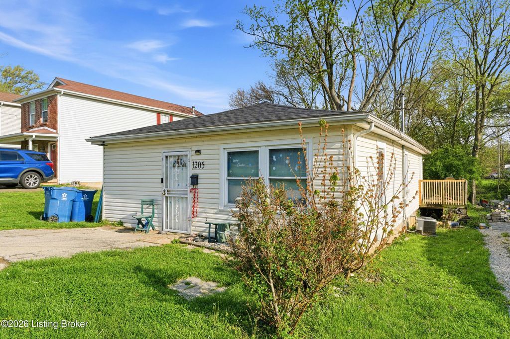 Photo of 1205 High St, Shelbyville, KY 40065 (MLS # 1713768)