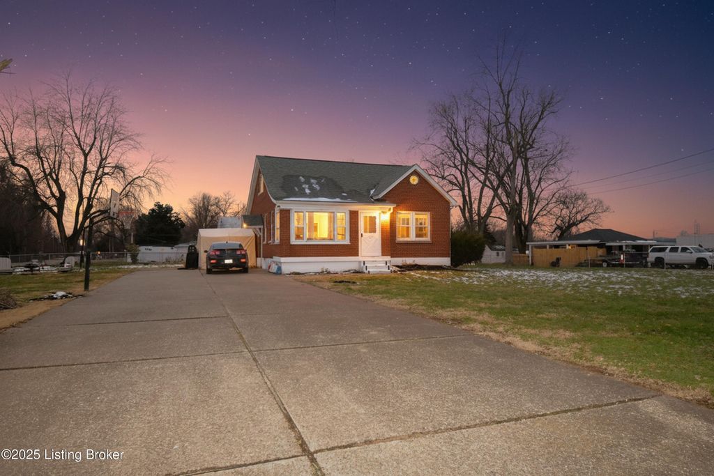 Photo of 3702 Kramers Ln, Louisville, KY 40216 (MLS # 1705624)