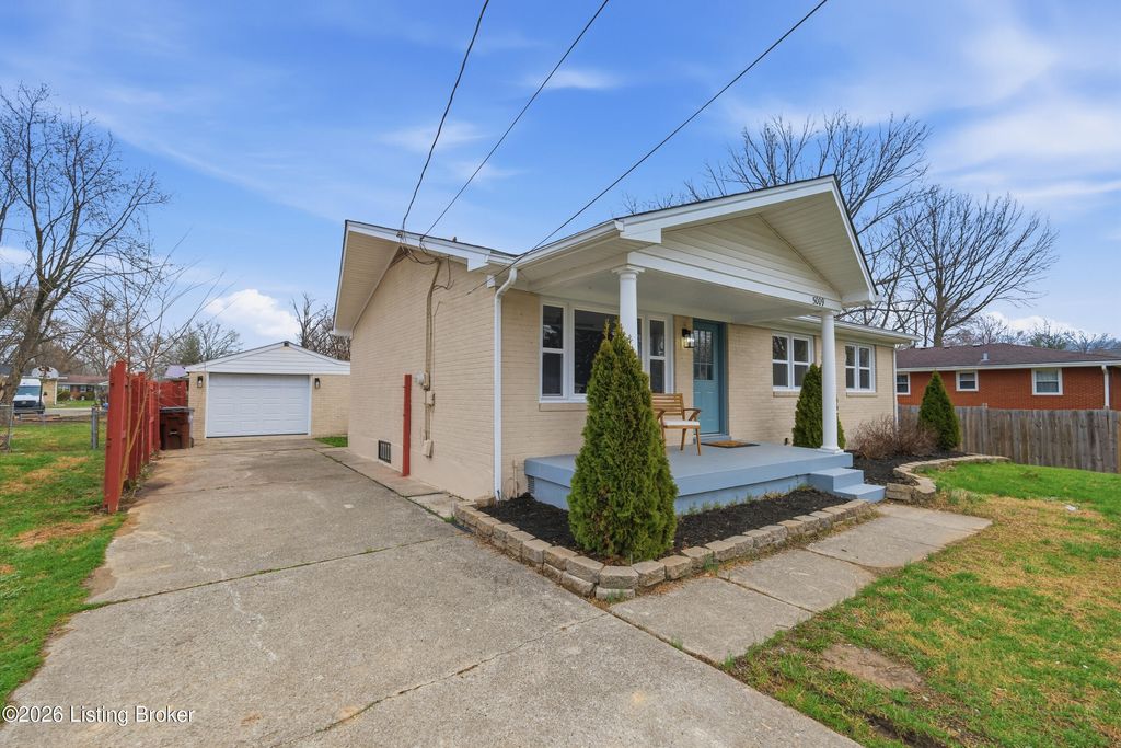Photo of 5009 Paramount Dr, Louisville, KY 40258 (MLS # 1711597)