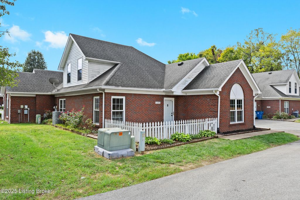 Photo of 6202 Apple Cider Dr, Louisville, KY 40219 (MLS # 1705098)