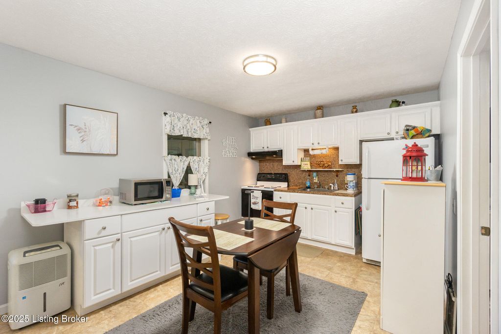 Photo of 33 Elmwood Dr, Clarkson, KY 42726 (MLS # 1710312)