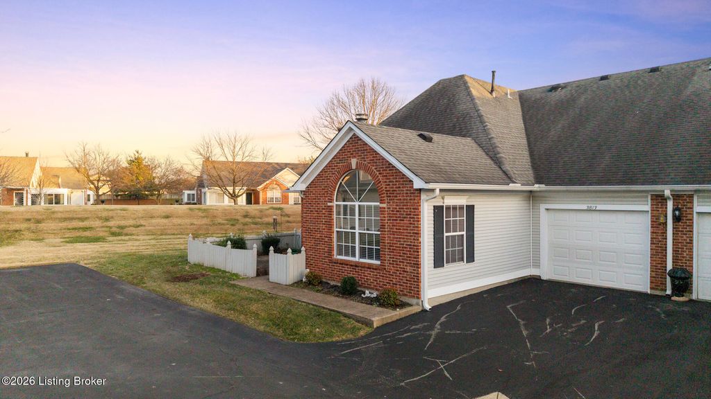 Photo of 3813 Greenhurst Dr, Louisville, KY 40299 (MLS # 1707555)