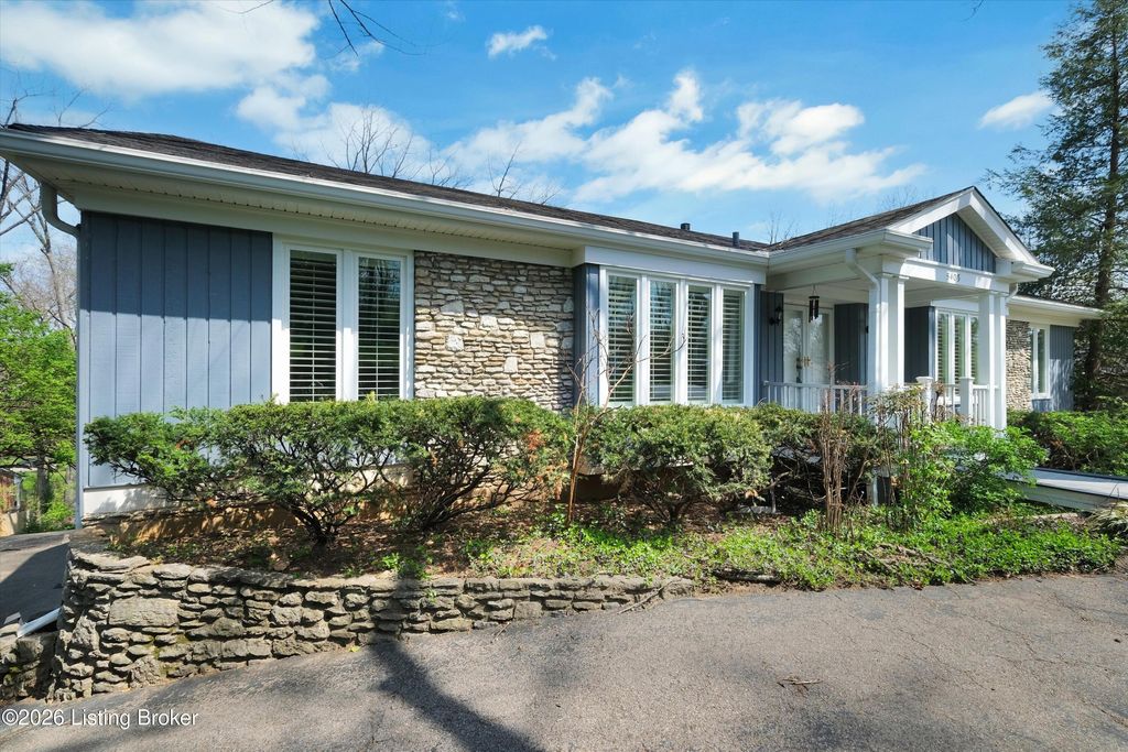 Photo of 5403 Wending Ct, Louisville, KY 40207 (MLS # 1712888)