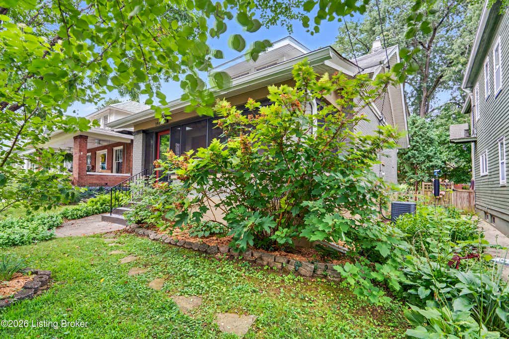 Photo of 1956 Richmond Dr, Louisville, KY 40205 (MLS # 1724814)