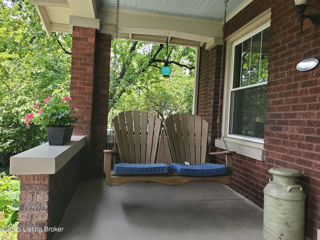 Photo of 2923 Avon Rd, Louisville, KY 40220 (MLS # 1704764)