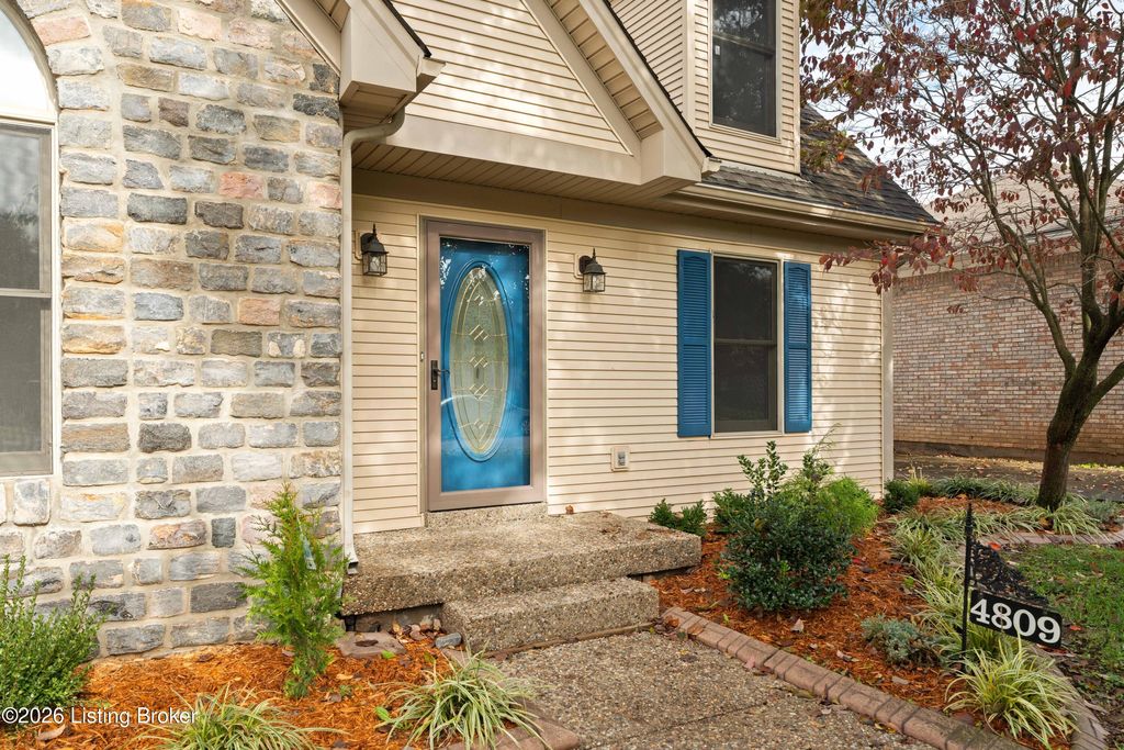 Photo of 4809 Grecian Ct, Louisville, KY 40272 (MLS # 1707281)