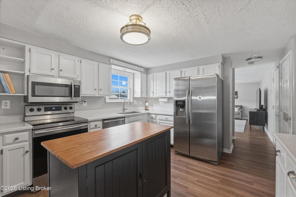 Photo of 8910 Hatlerhall Dr, Louisville, KY 40291 (MLS # 1709789)