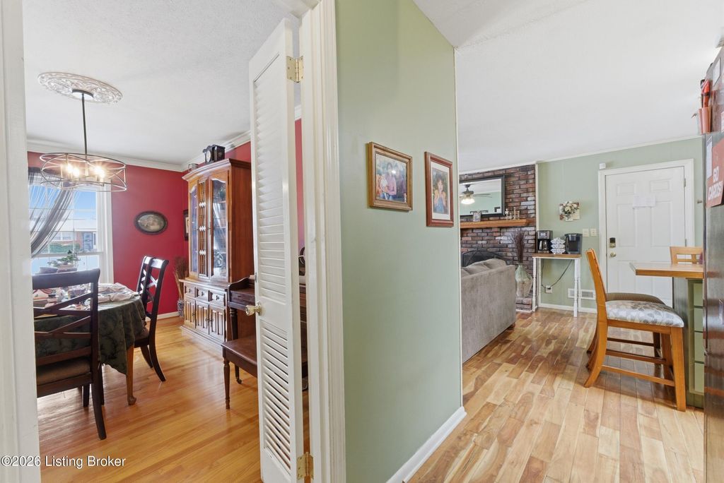 Photo of 2103 Ann Marie Dr, Jeffersontown, KY 40299 (MLS # 1708255)