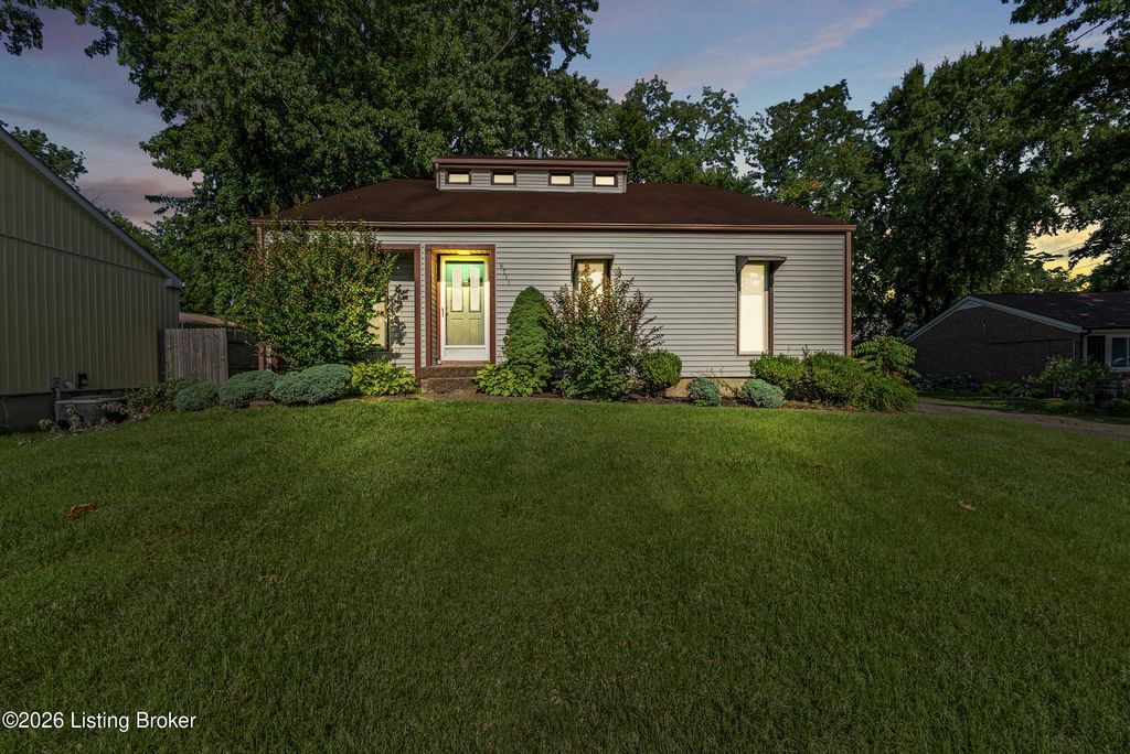 Photo of 4711 Jolynn Dr, Jeffersontown, KY 40299 (MLS # 1721158)