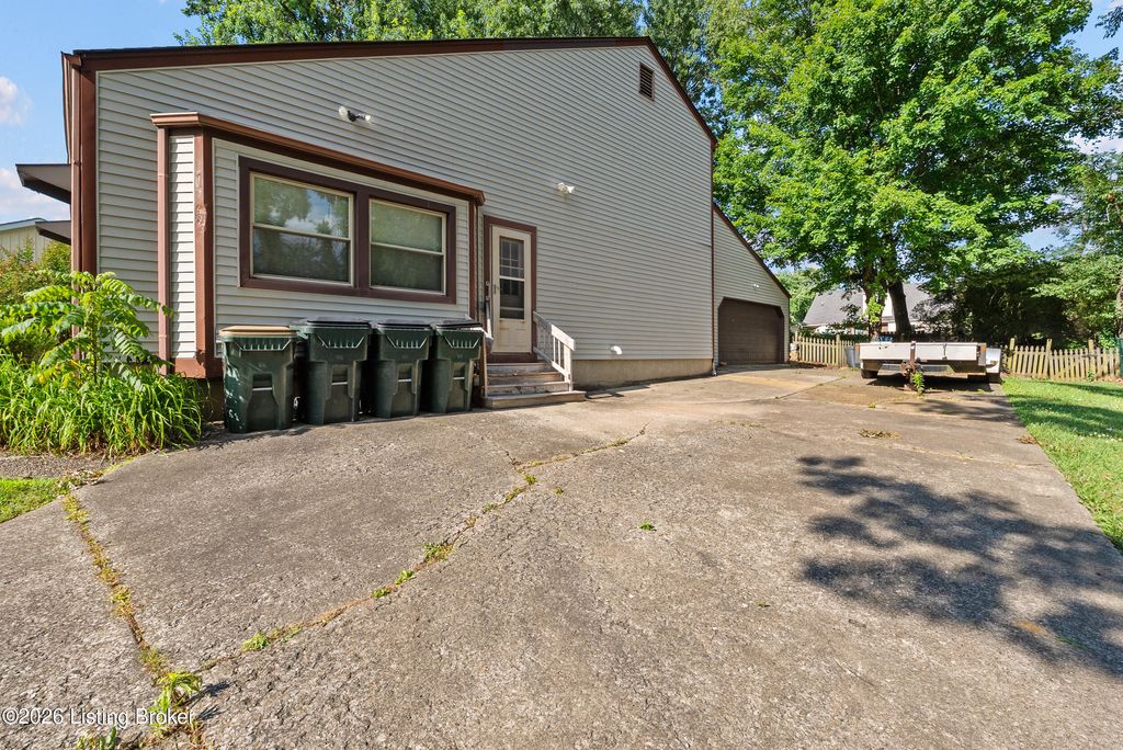 Photo of 4711 Jolynn Dr, Jeffersontown, KY 40299 (MLS # 1721158)