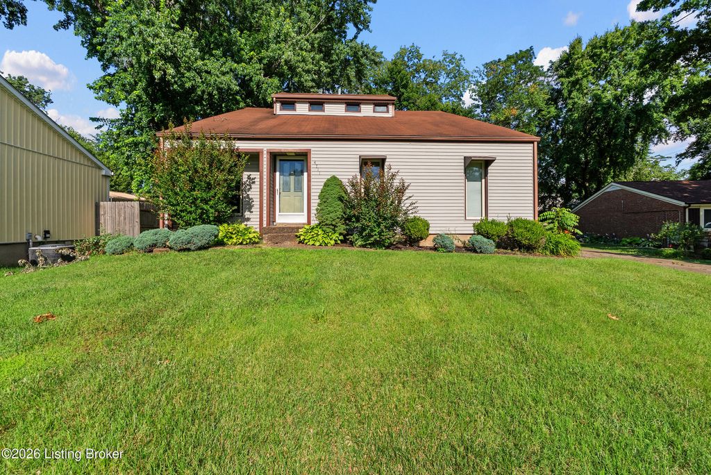Photo of 4711 Jolynn Dr, Jeffersontown, KY 40299 (MLS # 1721158)