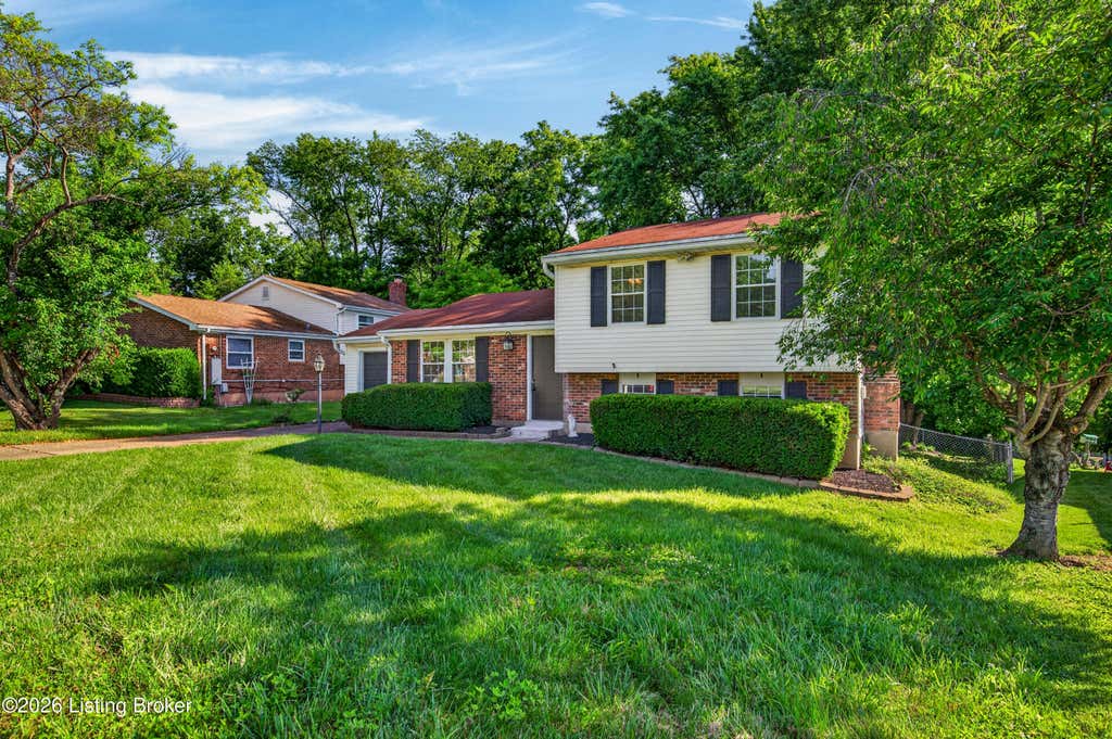 Photo of 7005 Apple Orchard Ln, Crestwood, KY 40014 (MLS # 1725191)