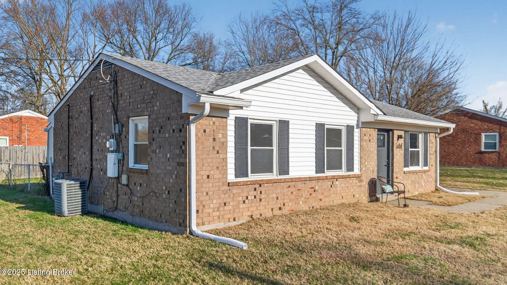 Photo of 6101 Toebbe Ln, Louisville, KY 40229 (MLS # 1707616)