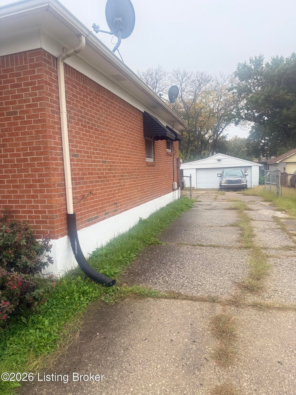 Photo of 1406 Wills Ct, Louisville, KY 40211 (MLS # 1732049)