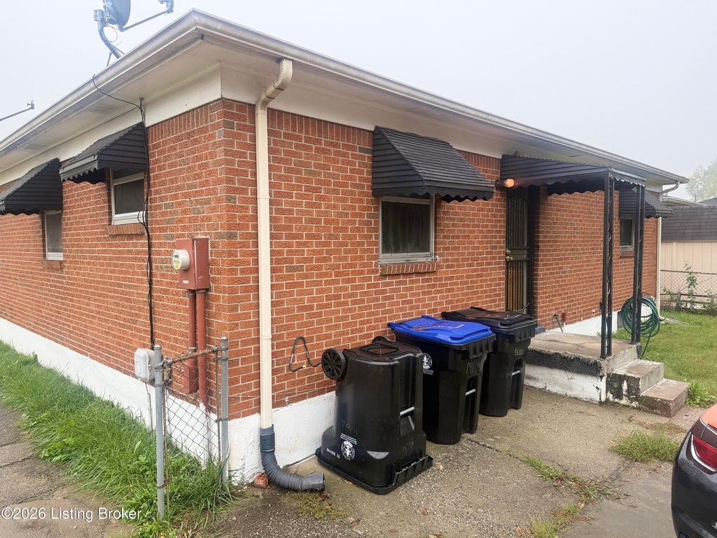 Photo of 1406 Wills Ct, Louisville, KY 40211 (MLS # 1732049)