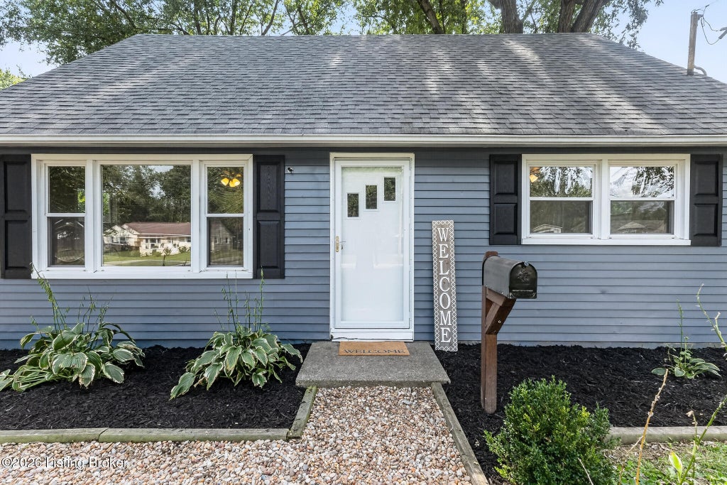 Photo of 5406 Zev Way, Louisville, KY 40272 (MLS # 1730077)