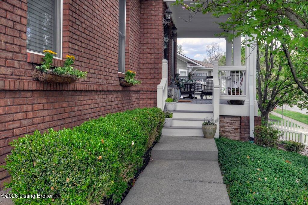 Photo of 1004 Artisan Pkwy, La Grange, KY 40031 (MLS # 1713040)