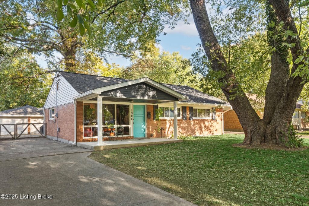 Photo of 1915 Heaton Rd, Louisville, KY 40216 (MLS # 1703850)