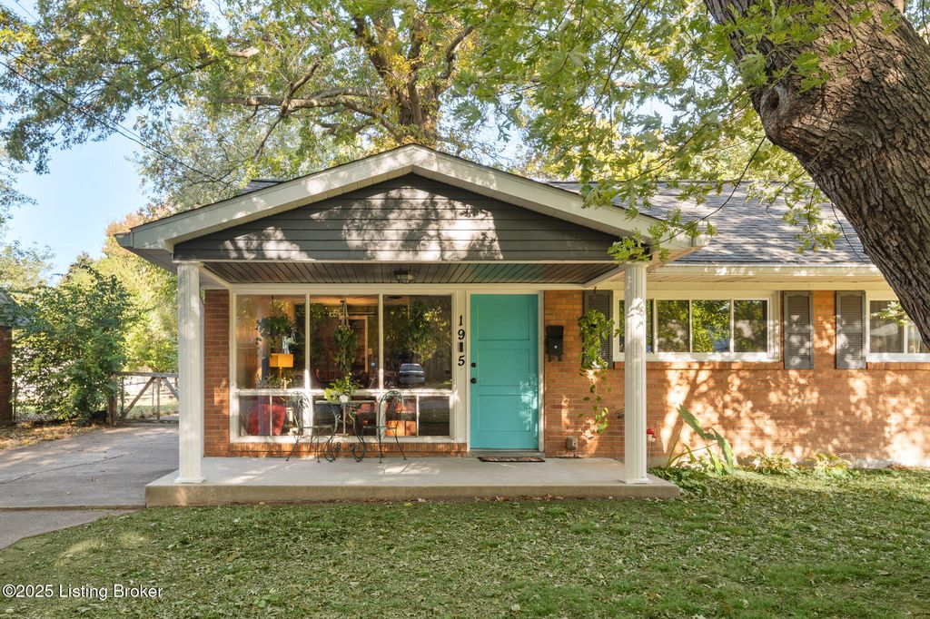 Photo of 1915 Heaton Rd, Louisville, KY 40216 (MLS # 1703850)