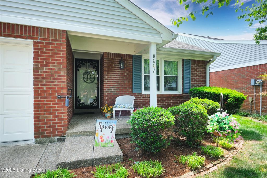 Photo of 8802 Doe Run Ct, Louisville, KY 40242 (MLS # 1715580)
