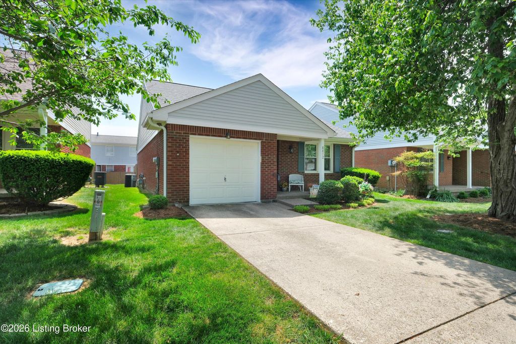 Photo of 8802 Doe Run Ct, Louisville, KY 40242 (MLS # 1715580)