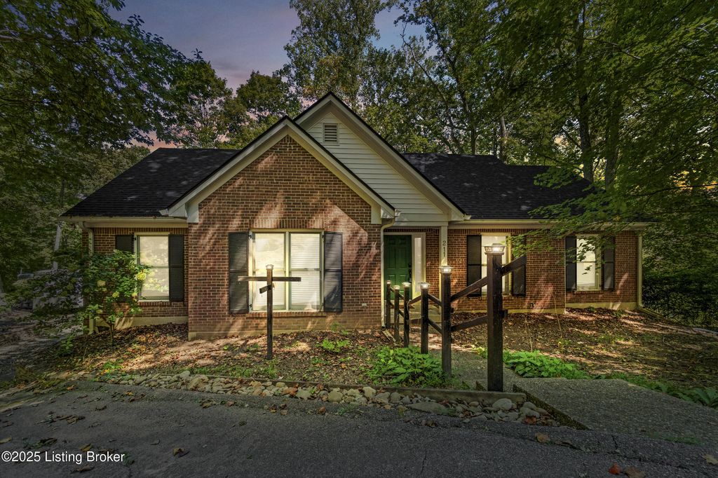 Photo of 211 Rebel Dr, Pewee Valley, KY 40056 (MLS # 1698369)