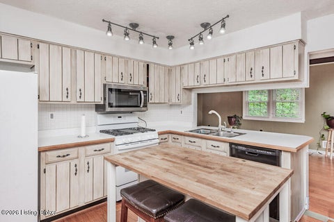 Tiny photo for 4608 Estate Dr, Louisville, KY 40216 (MLS # 1729005)