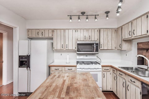 Tiny photo for 4608 Estate Dr, Louisville, KY 40216 (MLS # 1729005)