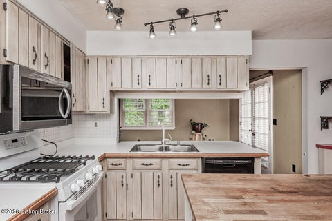 Tiny photo for 4608 Estate Dr, Louisville, KY 40216 (MLS # 1729005)