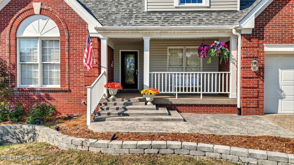 Photo of 10110 Springhurst Gardens Cir, Louisville, KY 40241 (MLS # 1701652)