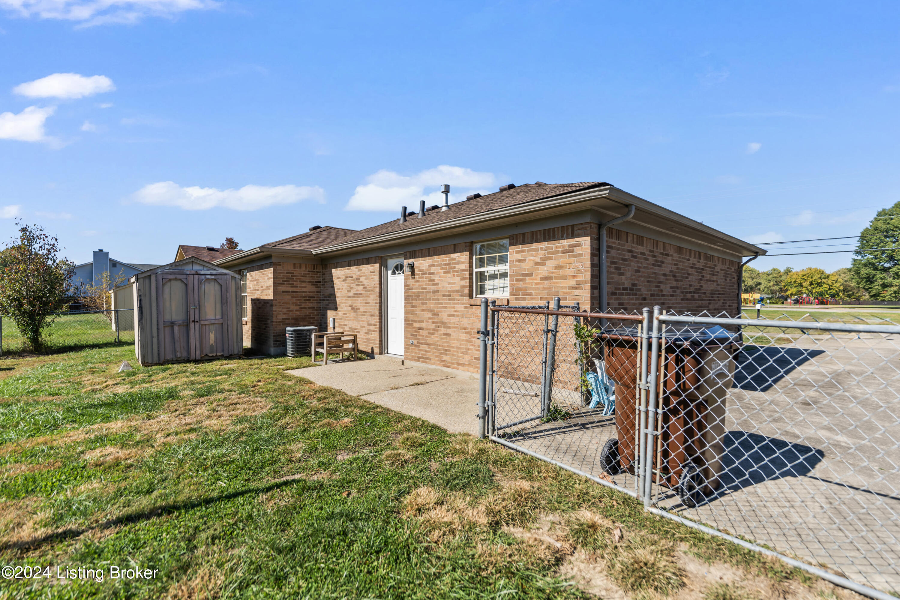 Louisville, Kentucky 40219, United States, 3 Bedrooms Bedrooms, ,2 BathroomsBathrooms,Residential,Pending,37440
