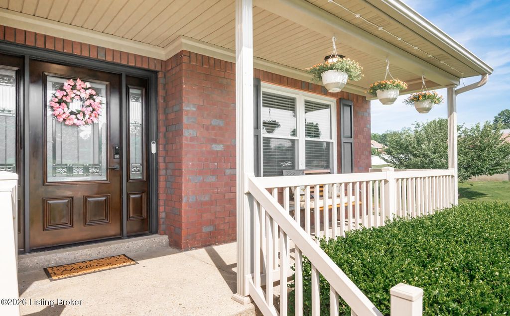 Photo of 273 Blarney Ln, Louisville, KY 40229 (MLS # 1719116)