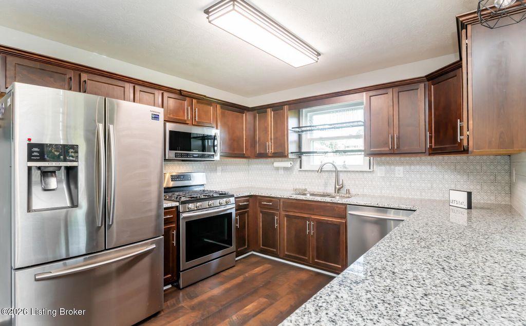 Photo of 273 Blarney Ln, Louisville, KY 40229 (MLS # 1719116)