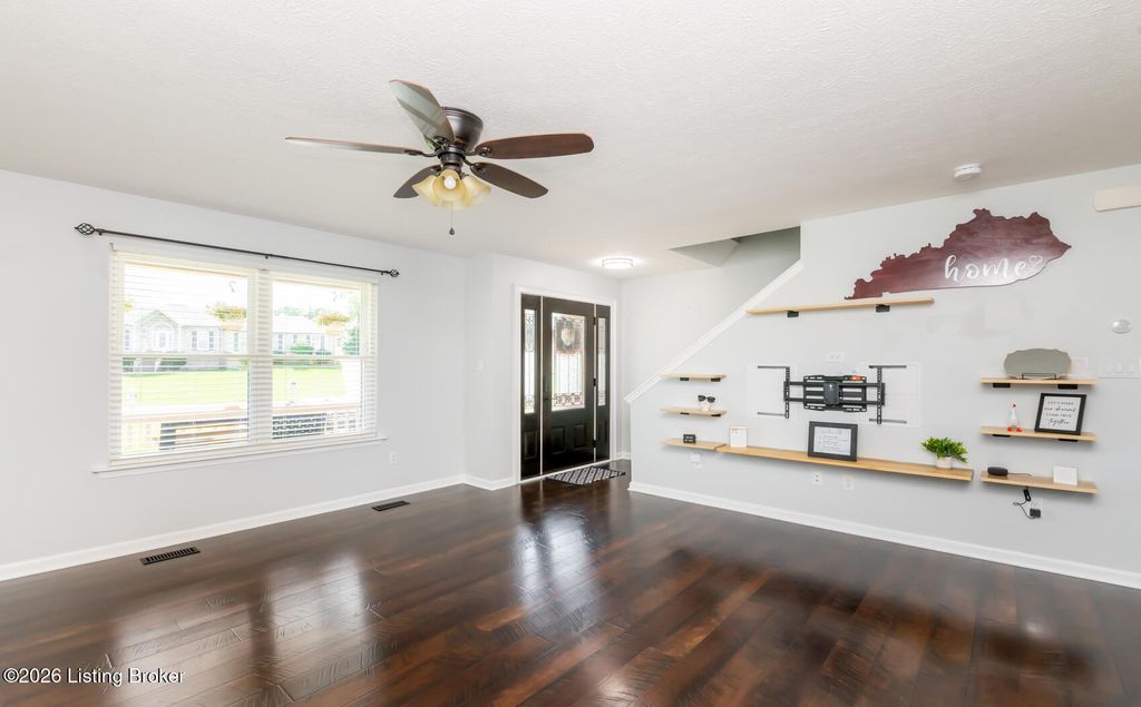 Photo of 273 Blarney Ln, Louisville, KY 40229 (MLS # 1719116)