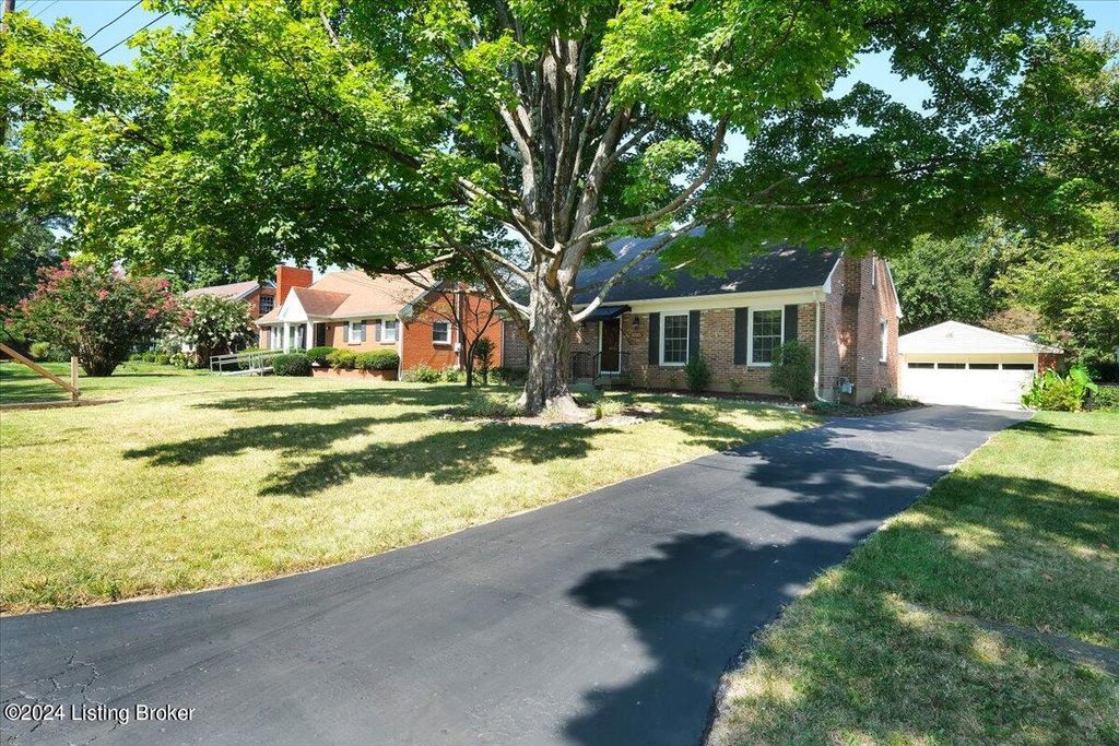 Photo of 4245 Darbrook Rd, Louisville, KY 40207 (MLS # 1668807)