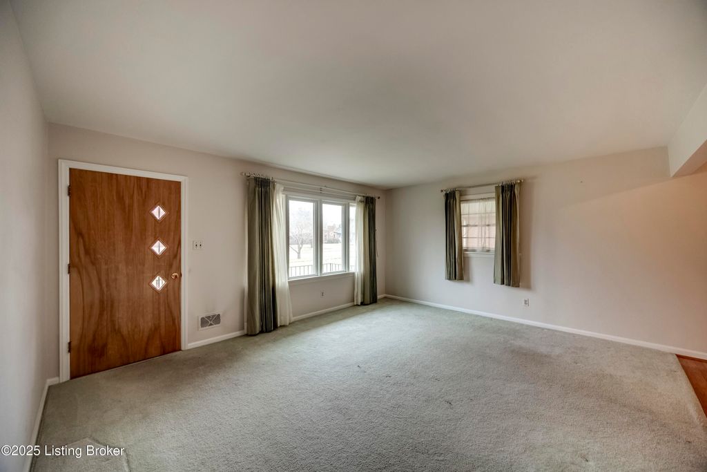 Photo of 3708 Glen Oak Dr, Louisville, KY 40218 (MLS # 1705856)