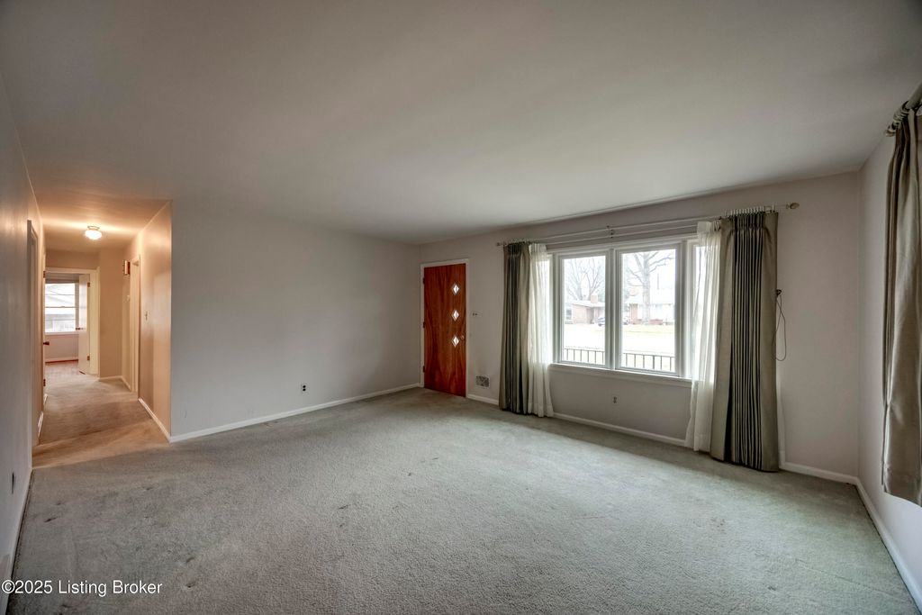 Photo of 3708 Glen Oak Dr, Louisville, KY 40218 (MLS # 1705856)