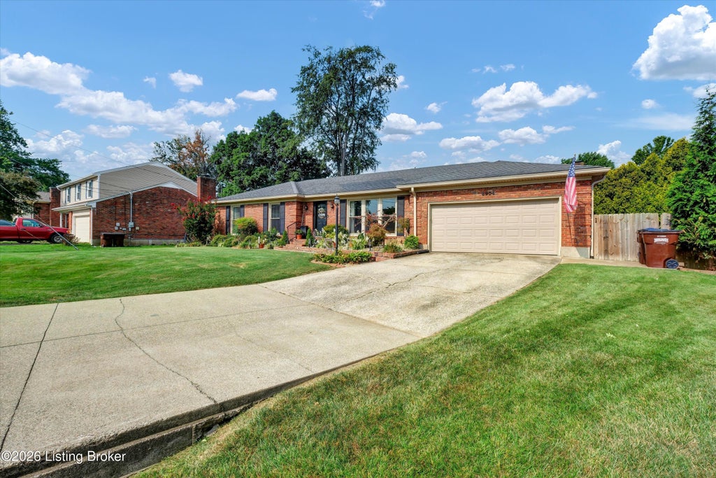 Photo of 6904 Bellcrest Ct, Louisville, KY 40291 (MLS # 1726429)