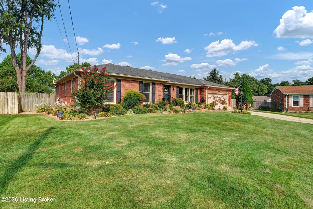 Photo of 6904 Bellcrest Ct, Louisville, KY 40291 (MLS # 1726429)