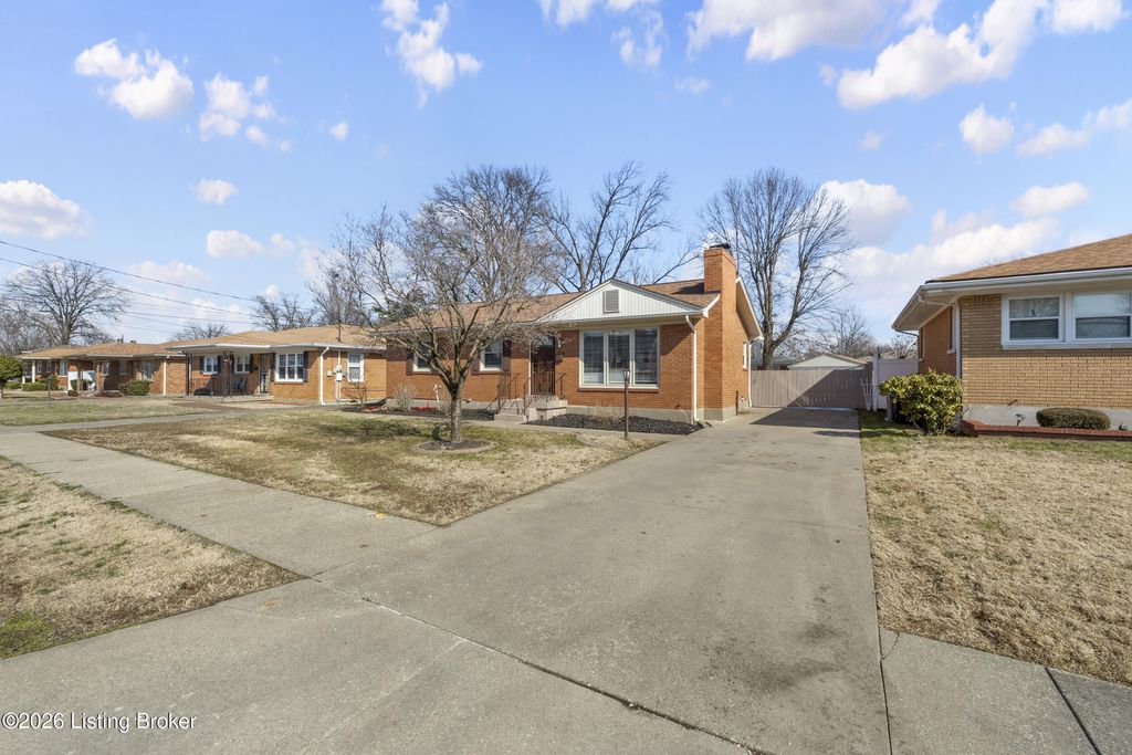 Photo of 4313 Lahnna Dr, Louisville, KY 40216 (MLS # 1709185)
