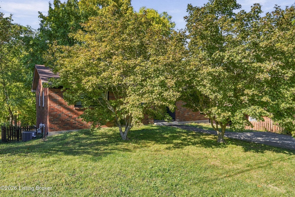 Photo of 3308 Breaux Dr, Louisville, KY 40220 (MLS # 1731637)