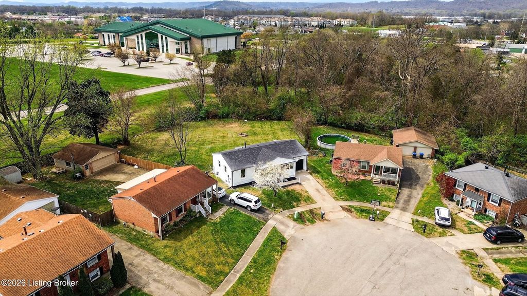 Photo of 5202 Chasewood Pl, Louisville, KY 40229 (MLS # 1712992)